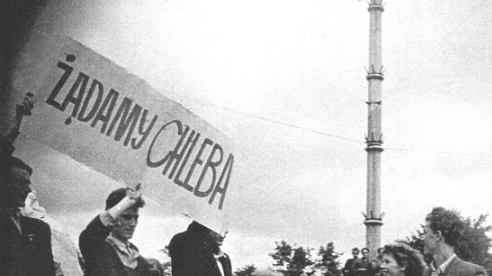"Żądamy chleba" - transparent niesiony przez demonstrantów - grafika artykułu