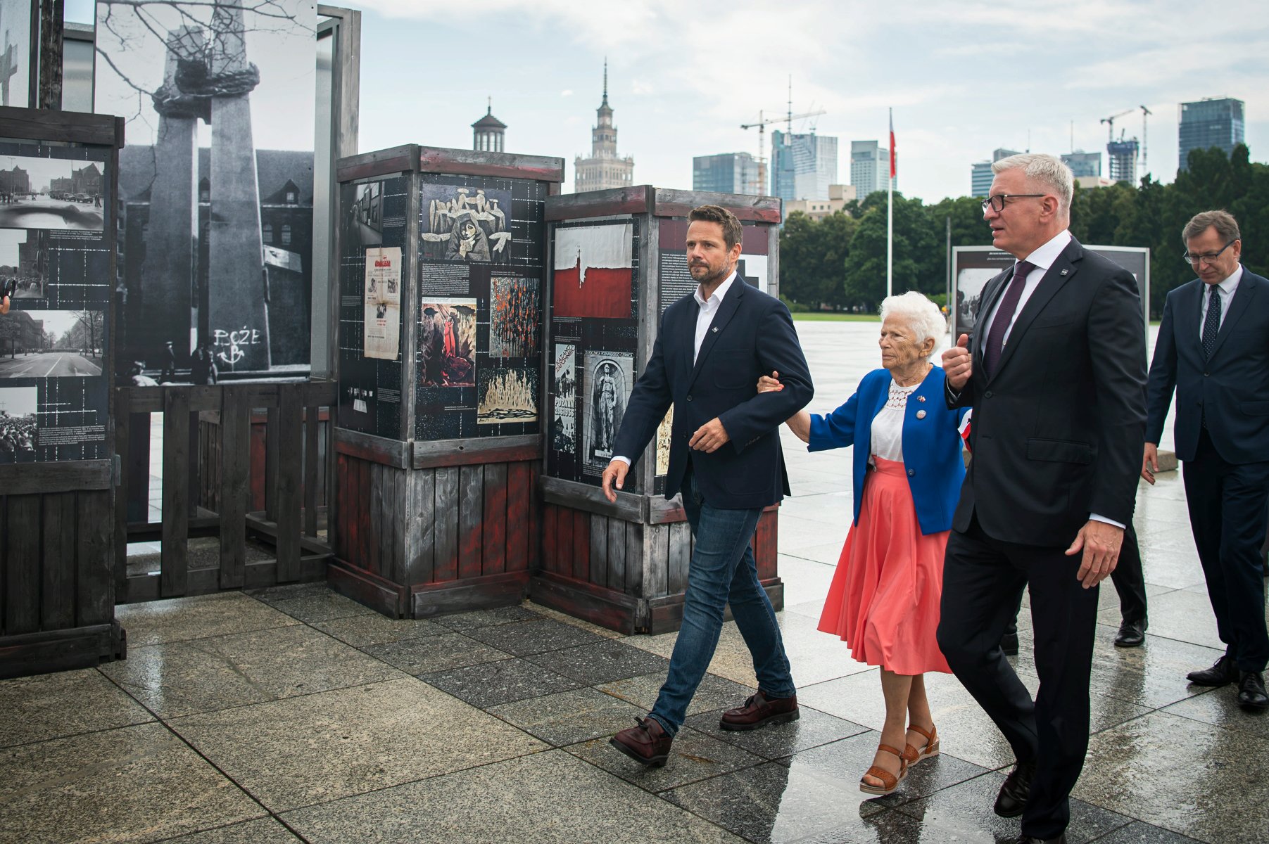 Galeria zdjęć przedstawia uroczystość otwarcia wystawy "Poznański Czerwiec 1956. Oblicza buntu i jego pamięć" w Warszawie. - grafika artykułu