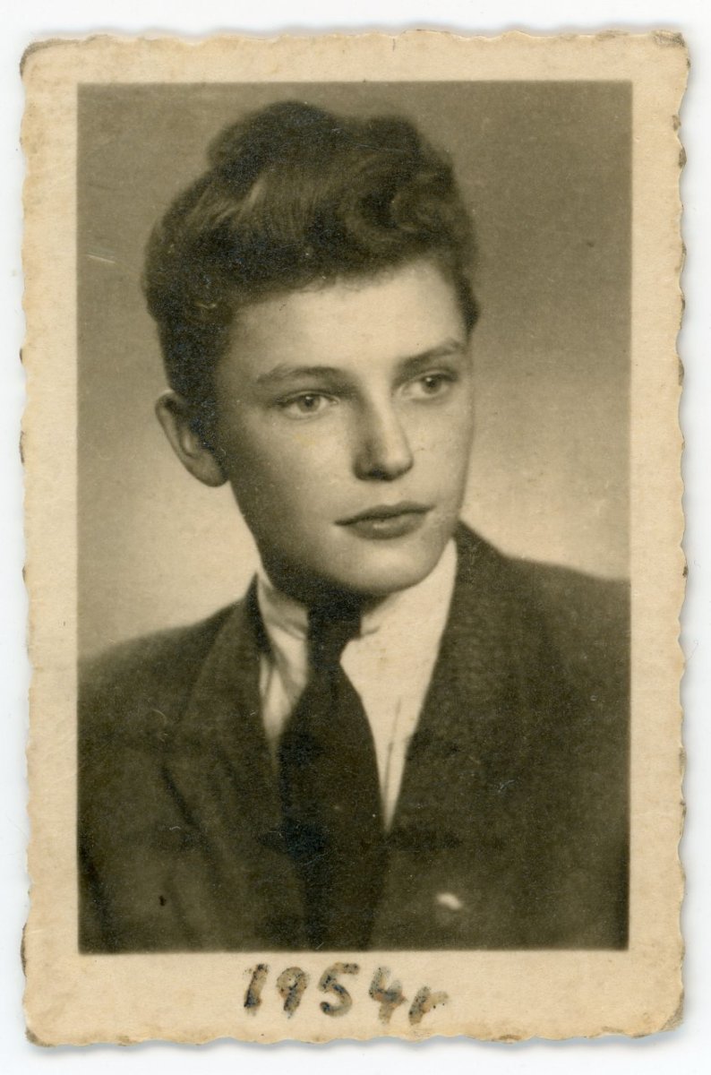 Twarz młodego mężczyzny. Satra fotografia z 1954 r. - grafika artykułu