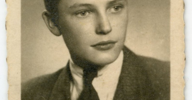 Twarz młodego mężczyzny. Satra fotografia z 1954 r.