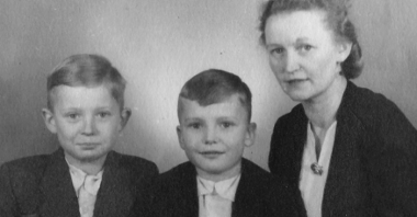 Kobieta i dwaj synowie. Stara czarno-biała fotografia