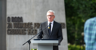 Na zdjęciu Jacek Jaśkowiak, prezydent Poznania, przy mikrofonie, w tle Pomnik Poznańskiego Czerwca