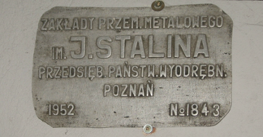 .Stara metalowa tablica z powojenną nazwą "Zakłady Przemysłu Metalowego im. J. Stalina".