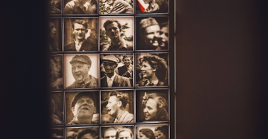 Część ekspozycji muzealnej Poznańskiego Czerwca 1956. Na ścianie znajduje się zbiór zdjęć osób, które brały udział w Poznańskim Czerwcu 1956 r.