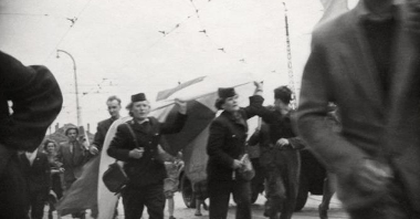 Trzy Tramwajarki niosące w dłoniach biało-czerwony sztandar w dniu 28.06.1956. Są to od lewej: Stanisława Sobańska, Helena Przybyłek i Maria Kapturka.