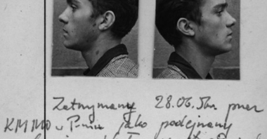 Część kartotegi Zdzisława Wardejna. Dwa zdjęcia z prawego i lewego profilu. Pod spodem opis zatrzymania i zwolnienia z aresztu.