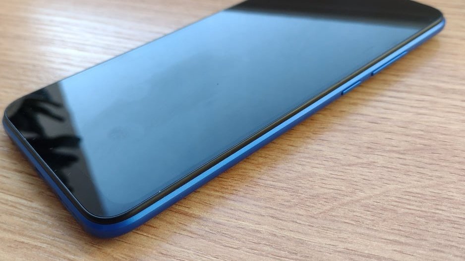 Grafika artykułu: telefon komórkowy leżący na stole, fot. archiwum CIS - grafika artykułu