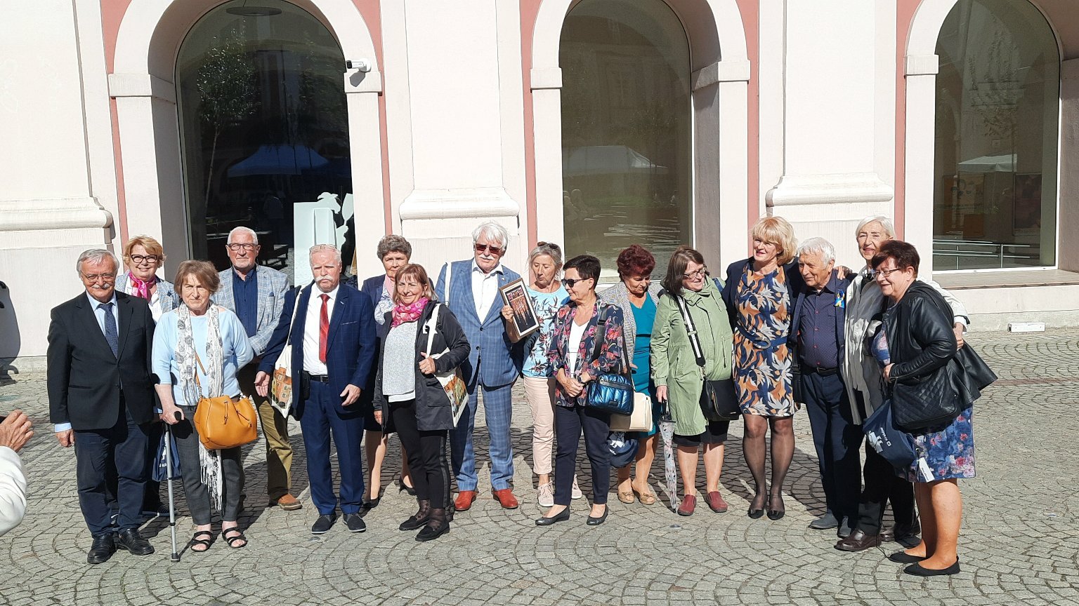 Miejska Rada Seniorów w Poznaniu i Krakowska Rada Seniorów - na dziedzińcu Urzędu Miasta Poznania, fot. Wanda Dziechciarz - grafika artykułu