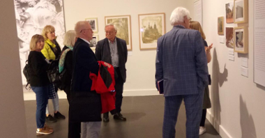 Rada Krakowskich Seniorów zwiedza wystawę Antoniego Gaudiego Zdj. Urszula Filimon-Kucharska