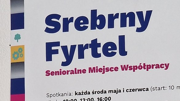 Grafika artykułu: Na zdjęciu plakat informacyjny Srebrnego Fyrtla, na górze napis: "Srebrny fyrtel - Senioralne Miejsce Współpracy", poniżej szczegółowe informacje o blokach tematycznych spotkań oraz kwestiach organizacyjnych.
