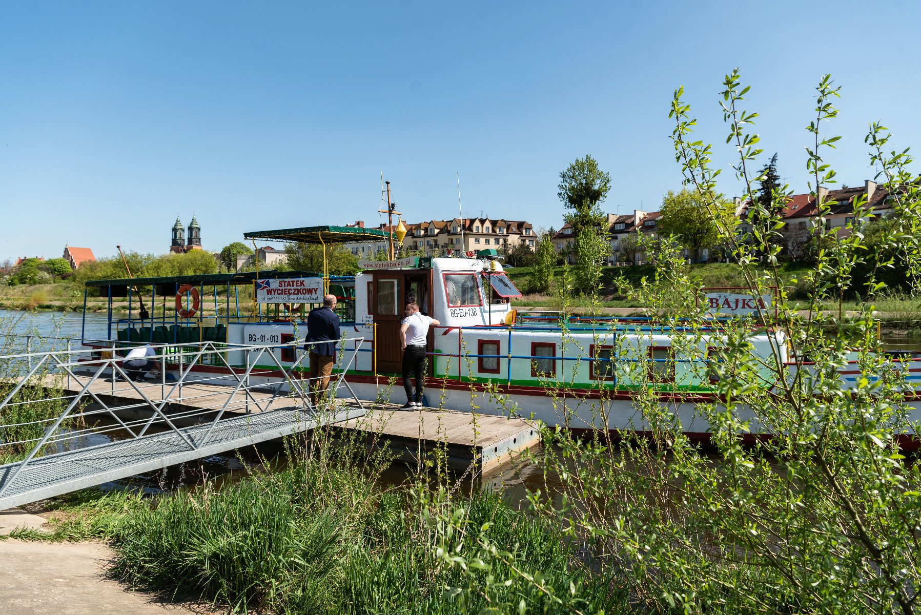 Galeria zdjęć przedstawia tramwaj wodny "Bajka". - grafika artykułu