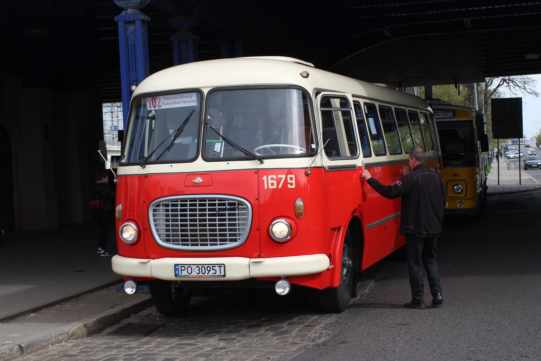 Historyczny autobus, tzw ogórek - grafika artykułu