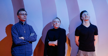 Zdjęcie przedstawia trójkę artystów, dwóch mężczyzn i kobietę.