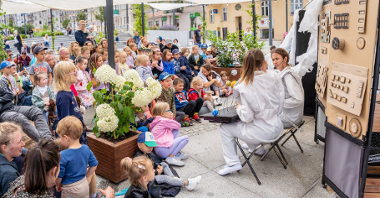 Zdjęcie pokazuje przedstawienie na rynku Łazarskim i zgromadzoną publiczność, głównie dzieci