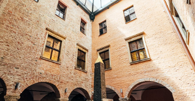 Galeria zdjęć przedstawia dziedziniec Muzeum Archeologicznego w Poznaniu.