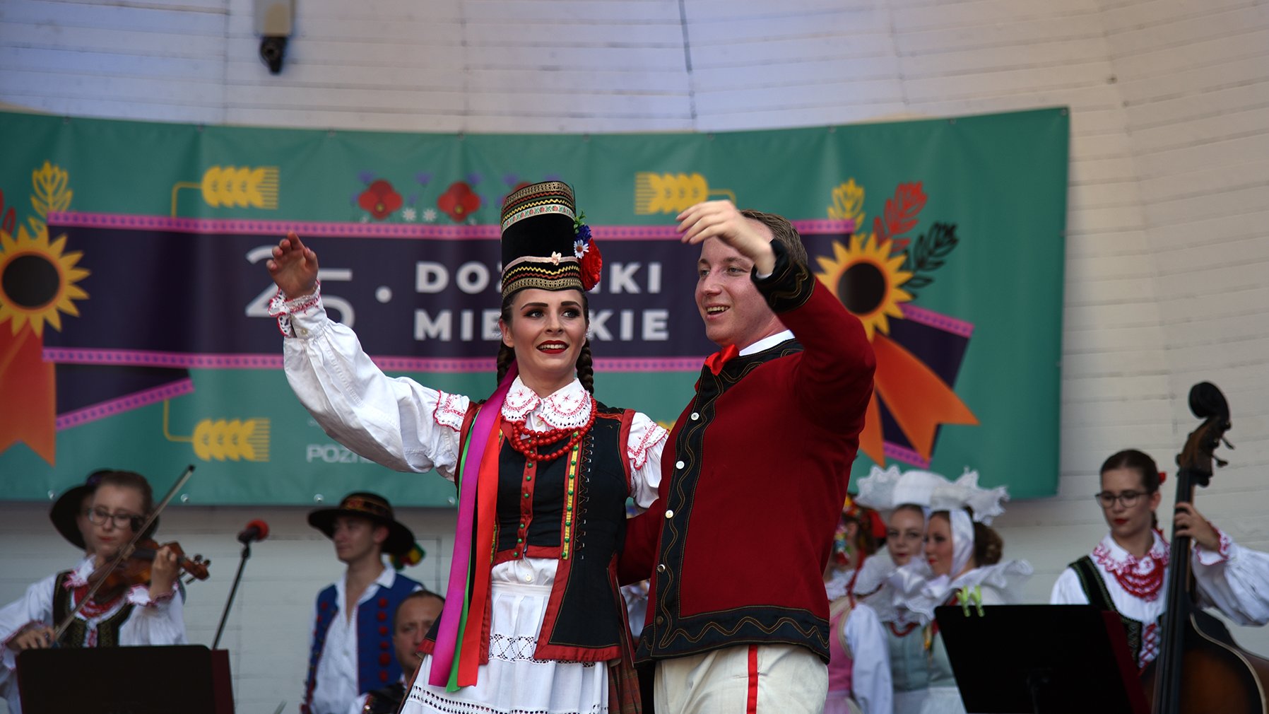 Galeria zdjęć przedstawia Miejskie Dożynki w parku Wilsona. - grafika artykułu