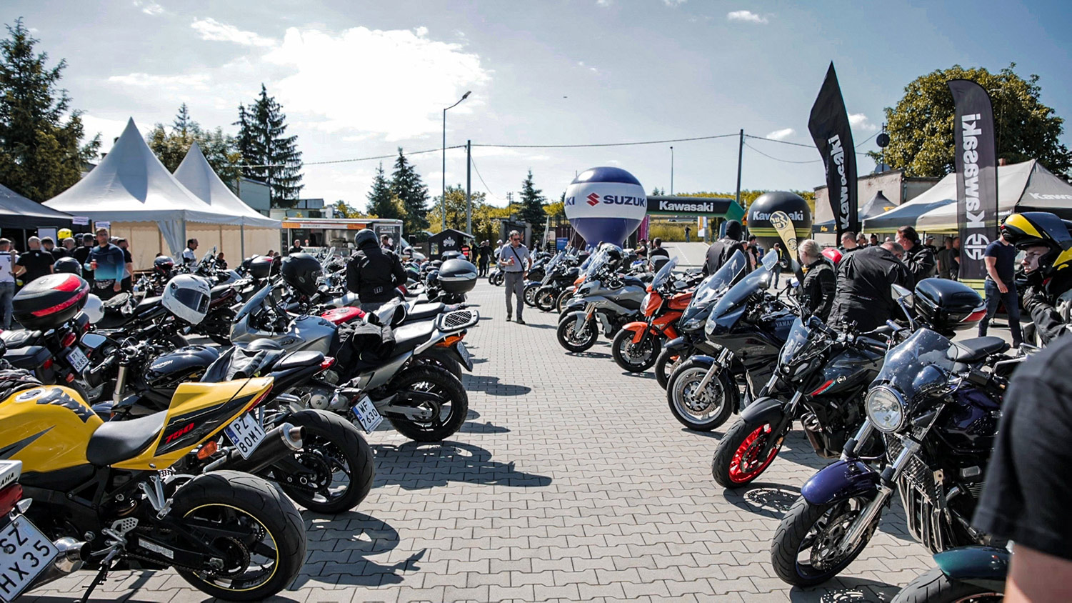 Rzędy motocykli ustawionych na parkingu. - grafika artykułu