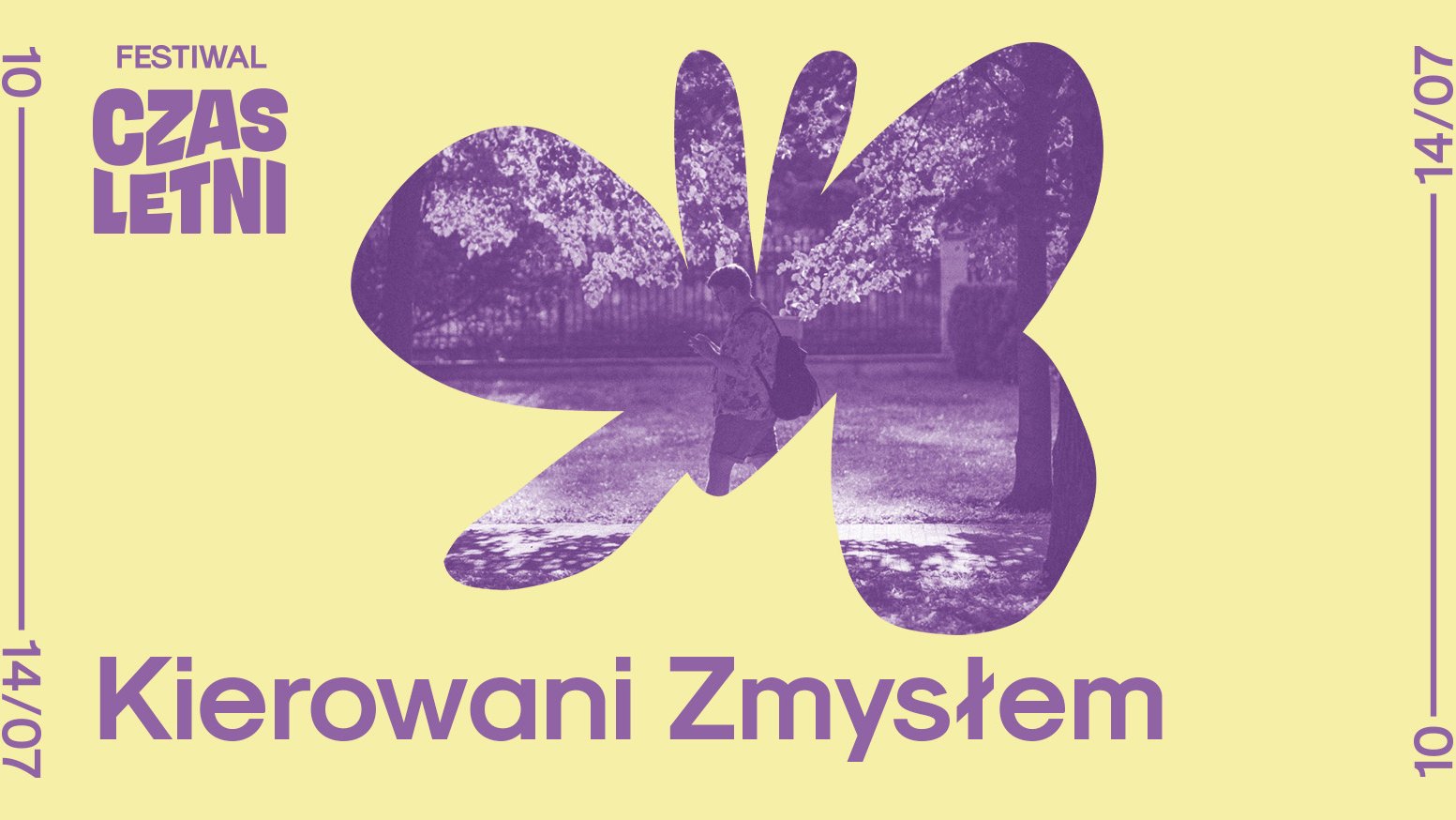 Żółte tło z nieregularną fioletową plamą, w którą wpisano zdjęcie. Na zdjęciu mężczyzna ubrany w kolorową koszulę, krótkie spodenki i z plecakiem spaceruje po parku.