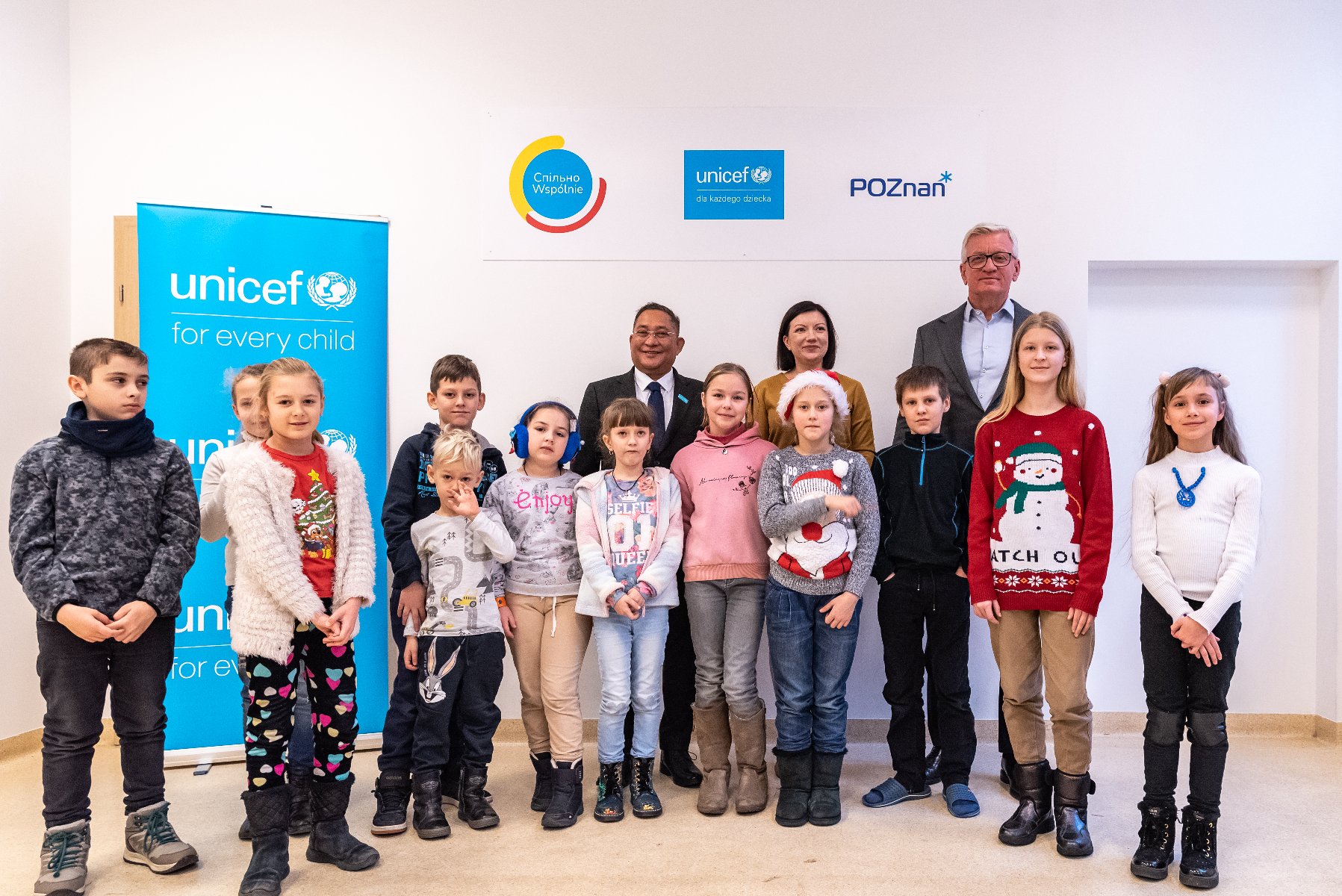 Na zdjęciu prezydent Poznania i przedstawiciel UNICEF z dziećmi, pozują - grafika artykułu