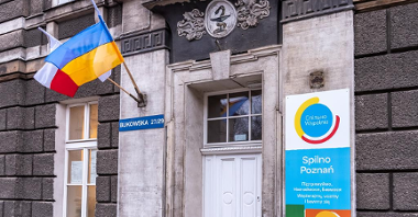 Na zdjęciu wejście do budynku, w którym mieści się "Spilno". Widać polską i ukraińska flagę