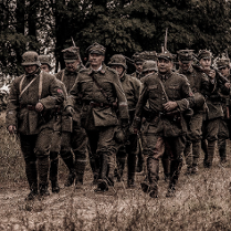 Grupa rekonstruktorów historycznych w mundurach armii Wielkopolskiej.
