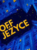 Ilustraca przedstawia jeżyckie kamienice nocą. W niektórych oknach świeci się żółte światło. Widok jest skierowany w stronę rozgwieżdżonego nieba, na którym żółtym kolorem napisano: "OFF Jeżyce".