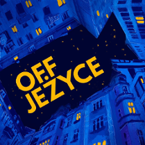 Ilustraca przedstawia jeżyckie kamienice nocą. W niektórych oknach świeci się żółte światło. Widok jest skierowany w stronę rozgwieżdżonego nieba, na którym żółtym kolorem napisano: "OFF Jeżyce".