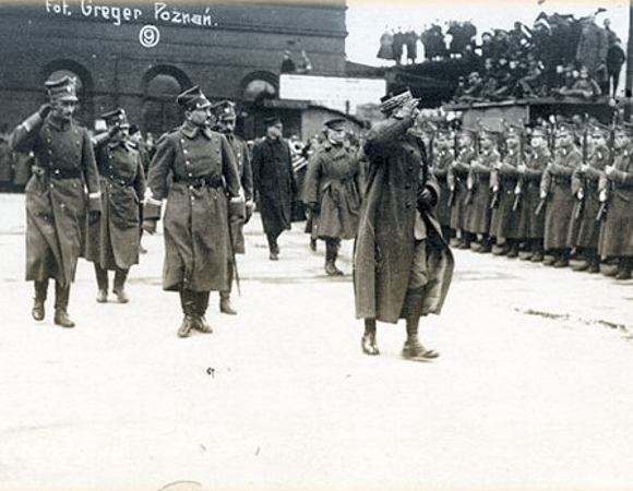 Oficerowie przechodzą wzdłóż szeregów wojska.