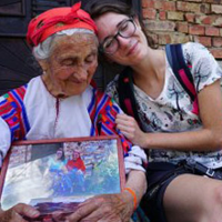 Pamela z Bułgarką w stroju etnicznym