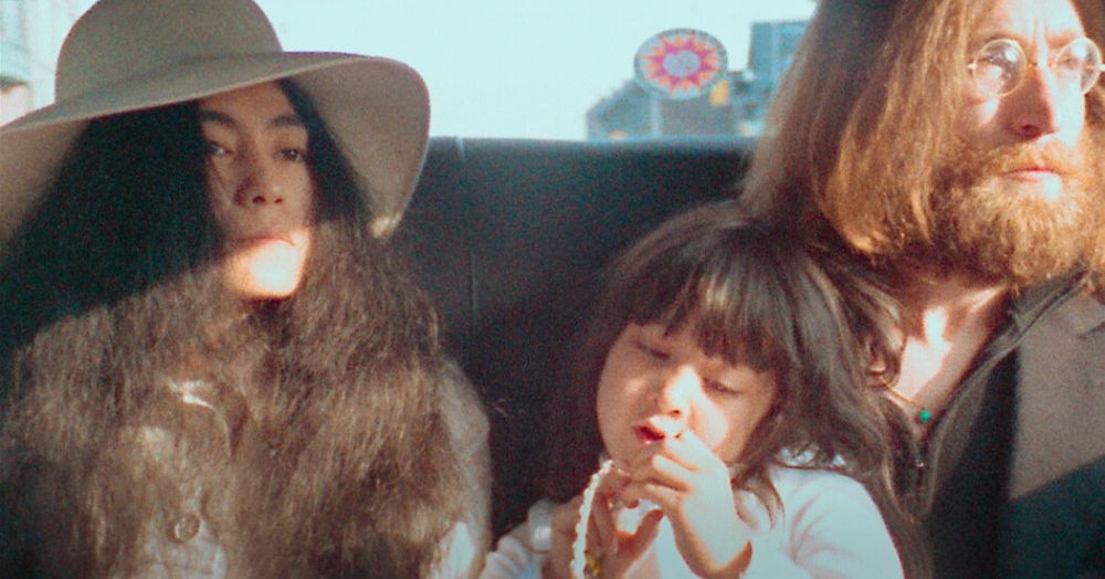 fot. materiały dystrybutora Para hipisów, John Lennon i Yoko Ono, jadą samochodem ze swoim małym synkiem.