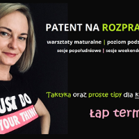 Blondynka w czarnej koszulce. Obok informacje o webinarze.
