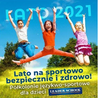 Troje dzieci: chłopiec i 2 dziewczynki w podskoku z rękoma w górze, na tle krzaków i trawy. Na dole napis: "Lato na sportowo bezpiecznie i zdrowo. Półkolonie językowo - sportowe Leader School"