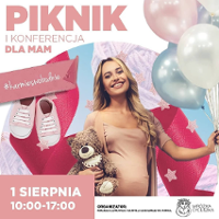Kobieta w ciąży trzyma balony i misia, obok niej dziecięce trampki.