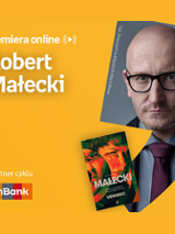 Plakat ze zdjęciem pisarza i okładką książki w prawej części. W części lewej u góry białe napisy na pomarańczowym tle.