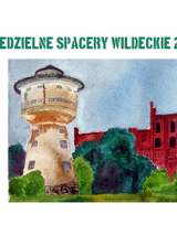 Wieżą ciśnień i zabudowania a w środku drzewa."Niedzielne spacery wildeckie 2023".