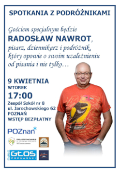 Zdjęcie uśmiechniętego podróżnika na białym tle
