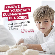 Mały chłopiec w jasnych włosach lepi ciasto przy stole. W lewej górnej części są napisy informujące o wydarzeniu.