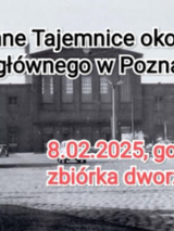 Czarno-białe zdjęcie starego budynku dworca. Czarne napisy i czerwone z datą i miejscem zbiórki.