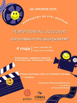 Na pomarańczowym tle białe napisy informujące o wydarzeniu. Rekwizyty związane z filmem, np. kamera, a na nich uśmiechnięte buźki.