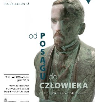 Po prawej popiersie Sienkiewicza. Po lewej napisy informujące o wydarzeniu. Przez środek przechodzi napis "Od posągu do człowieka".