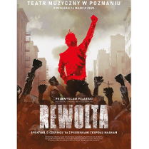 Plakat w stonowanej kolorystyce przedstawia tlum ludzi stojących na ulicy, z wyciągniętymi w górę rękoma z zaciśniętymi pięściami. Ponad tlumem widoczny mężczyzna, również trzyma rękę w górze, wyróżnia się, górna część jego sylwetki jest w kolorze czerwonym.