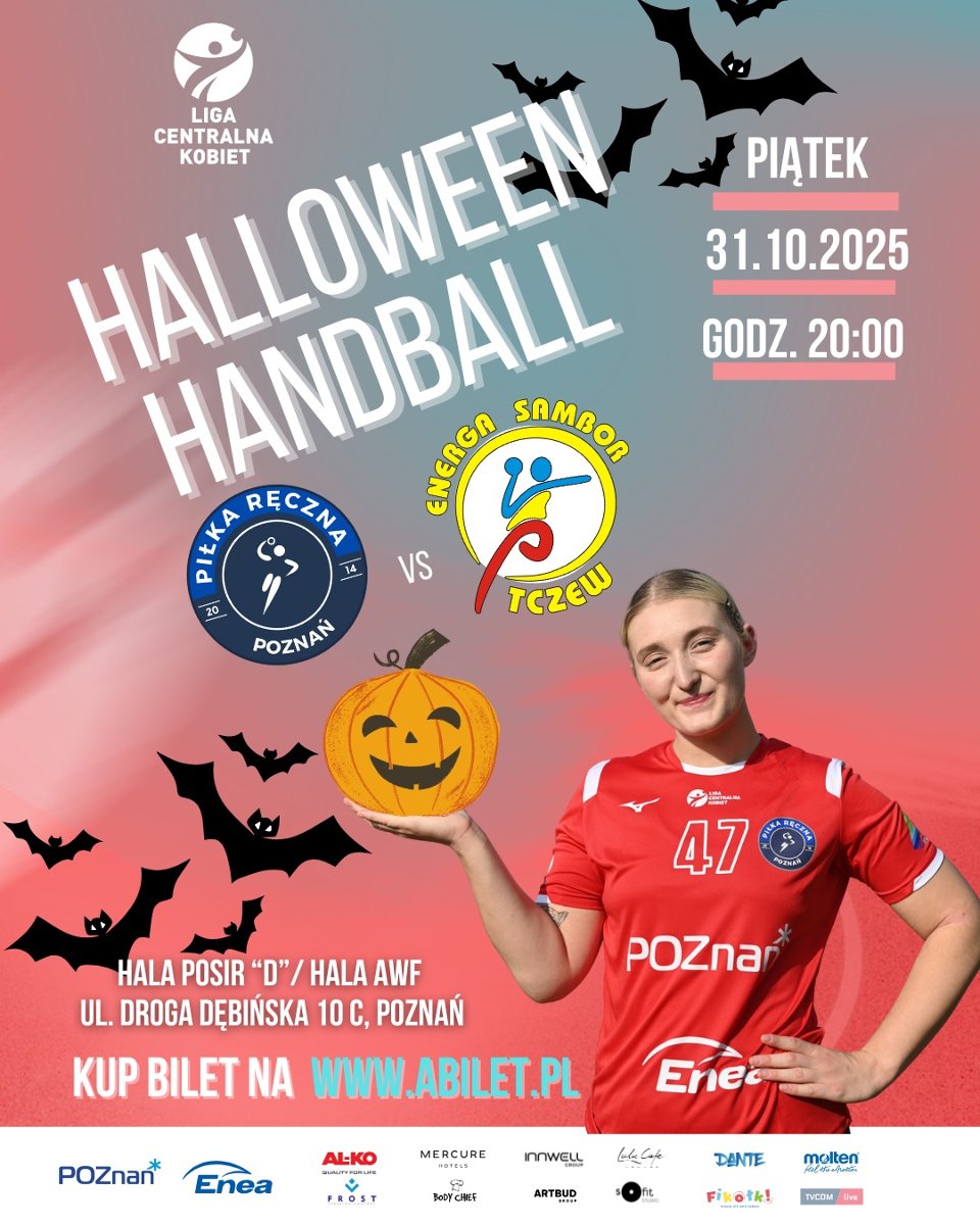 Plakat meczu Enei Piłki Ręcznej Poznań Plakat meczu Enei Piłki Ręcznej Poznań - zawodniczka w czerwonym stroju ma w ręku grafikę dyni. Na tle w kolorze nieba podczas zachodu białe napisy z terminem i lokalizacją meczu oraz logotypy klubów, a także grafiki nietoperzy
