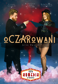 Na plakacie stoją mężczyzna i kobieta, zwróceni twarzami do siebie. Mężczyzna ma na sobie frak, kobieta górę fraku, zamiast spodni rajstopy kabaretki, a na głowie kapelusz. W rękach trzymają kolorowe chusteczki. Na plakacie również są informacje o spektaklu.