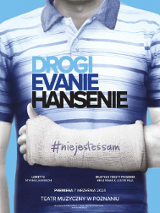 Mężczyzna bez widocznej twarzy w koszulce w paski w niebieskich kolorach i z jedną ręką w gipsie. Na koszulce tytuł spektaklu "Drogi Evanie Hansenie", a na gipsie napis #niejesteśsam.