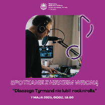 Białe i czarne napisy z nazwą i datą wydarzenia na fioletowym tle. W środku zdjęcie mężczyzny w słuchawkach stojącego przy konsolecie.