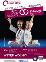 Dwie uśmiechnięte dziewczynki w strojach do aikido, które siedzą na podłodze i podnoszą kciuki w górę. Wokół białe napisy na bordowym tle. Szczegóły na temat wydarzenia zawarte w treści artykułu.