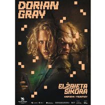 młody mężczyzna, z dłuższymi jasnymi własami patrzy przyjaźnie w obiektyw, za nim jego lustrzane odbicie, w którym jest starzy, ma potargane włosy i groźne spojrzenie