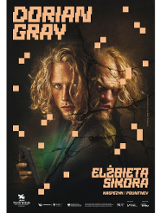 młody mężczyzna, z dłuższymi jasnymi własami patrzy przyjaźnie w obiektyw, za nim jego lustrzane odbicie, w którym jest starzy, ma potargane włosy i groźne spojrzenie