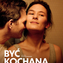 Plakat filmowy przedstawiający zbliżenie pary stojącej blisko siebie. Mężczyzna delikatnie szepcze coś kobiecie do ucha, a ona lekko się uśmiecha, patrząc przed siebie. Na dole widnieje tytuł filmu w języku polskim oraz imię i nazwisko reżyserki, zawarte w treści artykułu.