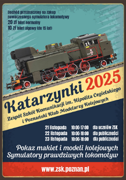 Plakat z ilustracją realistycznego modelu lokomotywy jadącej po torach, ukazanej z boku. Lokomotywa ma ciemnozielone i czarne elementy oraz czerwone koła. Tło plakatu jest utrzymane w odcieniach błękitu z diagonalnym podziałem kolorów. Dolna część grafiki ma granatowe i czerwone pola, a całość ma stylizowaną, lekko postarzaną ramkę. Widoczne napisy, szczegółowe informacje o wydarzeniu zawarte w treści artykułu.